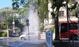 Imagem ilustrativa da imagem 'Chafariz' surge no asfalto e inunda avenida em Niterói; vídeo