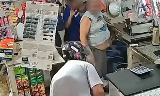 Imagem ilustrativa da imagem Comerciante apanha de assaltante armado no Rio; vídeo