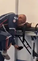 Imagem ilustrativa da imagem Socorrista retira a própria meia e coloca no pé de paciente; vídeo