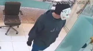Imagem ilustrativa da imagem Criminosos usam máscaras de terror em roubo no Rio