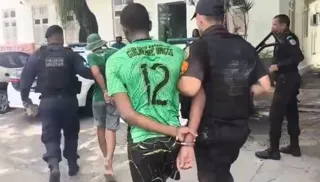 Imagem ilustrativa da imagem Dupla é presa desmontando moto roubada em Niterói; vídeo