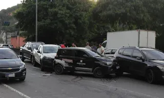 Imagem ilustrativa da imagem Engavetamento envolvendo 5 carros complica trânsito na RJ-104