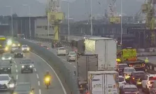 Imagem ilustrativa da imagem Engavetamento interdita faixa na Ponte Rio-Niterói