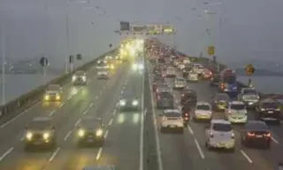 Imagem ilustrativa da imagem Engavetamento na Ponte causa lentidão na volta para casa