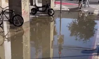 Imagem ilustrativa da imagem Esgoto a céu aberto fecha ciclovia e atrapalha travessia em Niterói