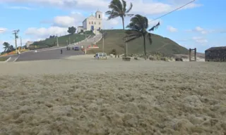 Imagem ilustrativa da imagem Mar agitado espalha espuma pela orla da Região dos Lagos; vídeo