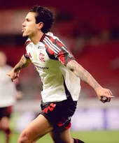 Imagem ilustrativa da imagem Fla vence o Inter e segue líder do Brasileiro