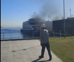 Imagem ilustrativa da imagem Fumaça em barca assusta passageiros na estação em Niterói; vídeo