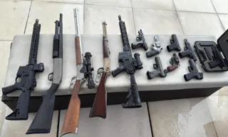 Imagem ilustrativa da imagem Fuzis e munições são apreendidos pela Polícia na Zona Oeste