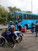 Imagem ilustrativa da imagem Grave acidente com piloto de moto embaixo de ônibus em Niterói