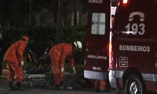 Imagem ilustrativa da imagem Grave acidente entre moto e carro deixa feridos em Niterói