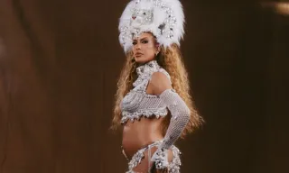 Imagem ilustrativa da imagem Grávida, Lore Improta brilha vestida de leoa em minidesfile