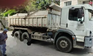 Imagem ilustrativa da imagem Homem atropelado fica preso embaixo de caminhão em Niterói