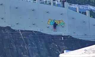Imagem ilustrativa da imagem Homem é flagrado pichando obra na saída de túnel em Niterói