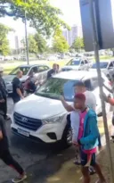 Imagem ilustrativa da imagem Homem é morto a tiros dentro de carro no Rio; vídeo