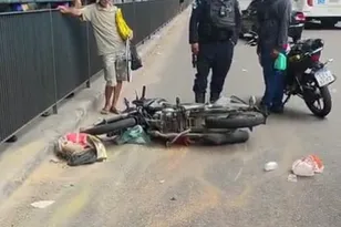 Imagem ilustrativa da imagem Homem é preso ao empinar moto e causar acidente em São Gonçalo