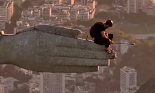 Imagem ilustrativa da imagem Dupla invade Cristo Redentor e pula de paraquedas; vídeo