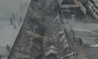 Imagem ilustrativa da imagem Imagens impressionantes após incêndio em loja O Amigão; vídeo