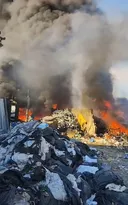 Imagem ilustrativa da imagem Incêndio atinge galpão de reciclagem em Niterói; vídeo