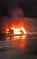 Imagem ilustrativa da imagem Incêndio destrói caçamba de lixo e atinge fiação em Niterói; vídeo