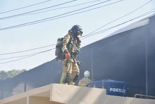 Imagem ilustrativa da imagem Incêndio destrói carros alegóricos em galpão no Barreto, em Niterói