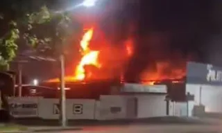 Imagem ilustrativa da imagem Incêndio destrói galpão de material de construção na Região dos Lagos
