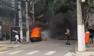 Imagem ilustrativa da imagem Incêndio em caçamba assusta moradores em Niterói; vídeo