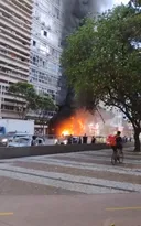 Imagem ilustrativa da imagem Incêndio em imóvel comercial fecha importante via em Copacabana