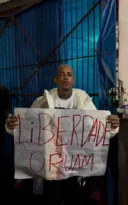 Imagem ilustrativa da imagem MC Poze faz ato por Oruam em frente a presídio no Rio; vídeo