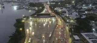 Imagem ilustrativa da imagem Carro pega fogo, fecha a Ponte e ida para o Rio passa de 1 hora