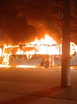 Imagem ilustrativa da imagem Mais ônibus queimados por ordem do tráfico no Rio; vídeo