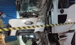 Imagem ilustrativa da imagem Mais um: caminhão desgovernado bate em poste na descida da Caixa d'Água, em Niterói