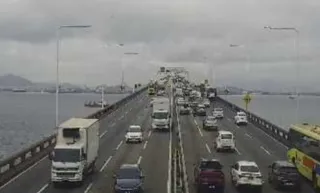 Imagem ilustrativa da imagem Manhã de chuva e trânsito lento nos acessos à Ponte