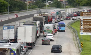 Imagem ilustrativa da imagem Megaengarrafamento se forma na BR-101 na saída para o Réveillon