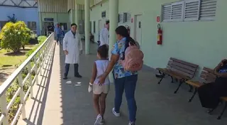 Imagem ilustrativa da imagem Menina que teve as mãos queimadas pela mãe recebe alta em SG