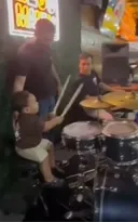 Imagem ilustrativa da imagem Menino de 1 ano dá show em bateria e encanta público