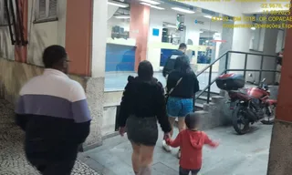 Imagem ilustrativa da imagem Criança é deixada sozinha dentro de carro em posto de gasolina