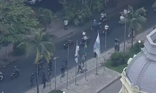 Imagem ilustrativa da imagem Moradores protestam contra megaoperação no Rio; vídeo