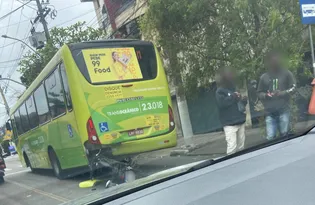 Imagem ilustrativa da imagem Moto vai parar embaixo de ônibus em Niterói