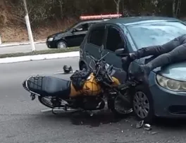 Imagem ilustrativa da imagem Moto vai parar sob carro e piloto no capô em Niterói; vídeo
