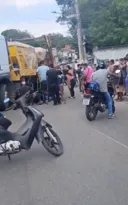 Imagem ilustrativa da imagem Motociclista vai parar embaixo de caminhão em São Gonçalo