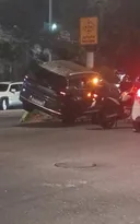 Imagem ilustrativa da imagem Motorista bate e carro fica sobre mureta em Niterói, vídeo