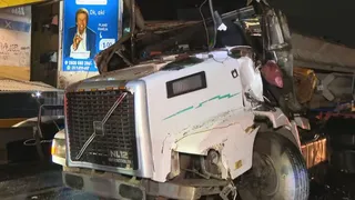 Imagem ilustrativa da imagem Motorista de carreta morre em colisão com carro na Baixada