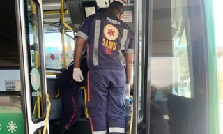 Imagem ilustrativa da imagem Motorista de ônibus é socorrido pelo Samu em terminal de Niterói