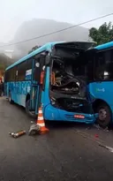 Imagem ilustrativa da imagem Motorista morre após colisão violenta de frente entre ônibus; vídeo
