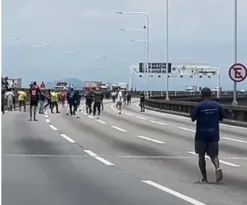 Imagem ilustrativa da imagem Motoristas aproveitam interdição para jogar altinha na Ponte