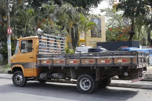 Imagem ilustrativa da imagem Mudança? Trio usa até caminhão para depenar escola em São Gonçalo