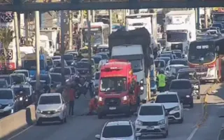 Imagem ilustrativa da imagem Mulher fica ferida ao ser atropelada por carro na Avenida Brasil