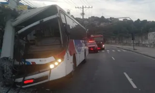 Imagem ilustrativa da imagem Ônibus bate de frente com poste e fecha pista no Rio