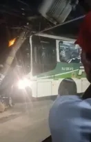 Imagem ilustrativa da imagem Ônibus bate em poste durante assalto na Baixada; vídeo